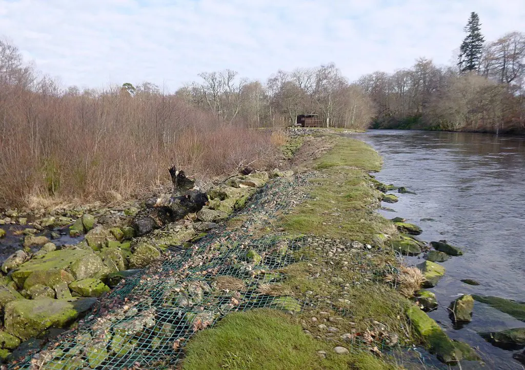 Dunglass Island: Along the weir to Dunglass Island