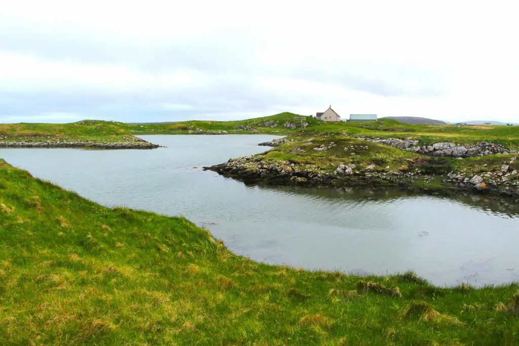 Eilean a' Ghiorr: Isolated house on Eilean a' Ghiorr
