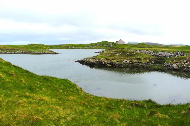 Eilean a' Ghiorr: Isolated house on Eilean a' Ghiorr