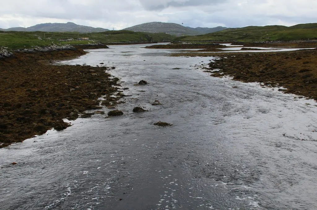 Great Bernera: Auf einer Brücke über einen stark tidegeprägten Meeresarm der Insel Great Bernera, Äußere Hebriden, Schottland