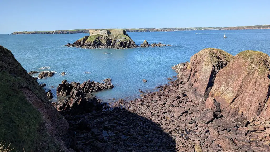 Thorne Island: Looking across to Thorne Island
